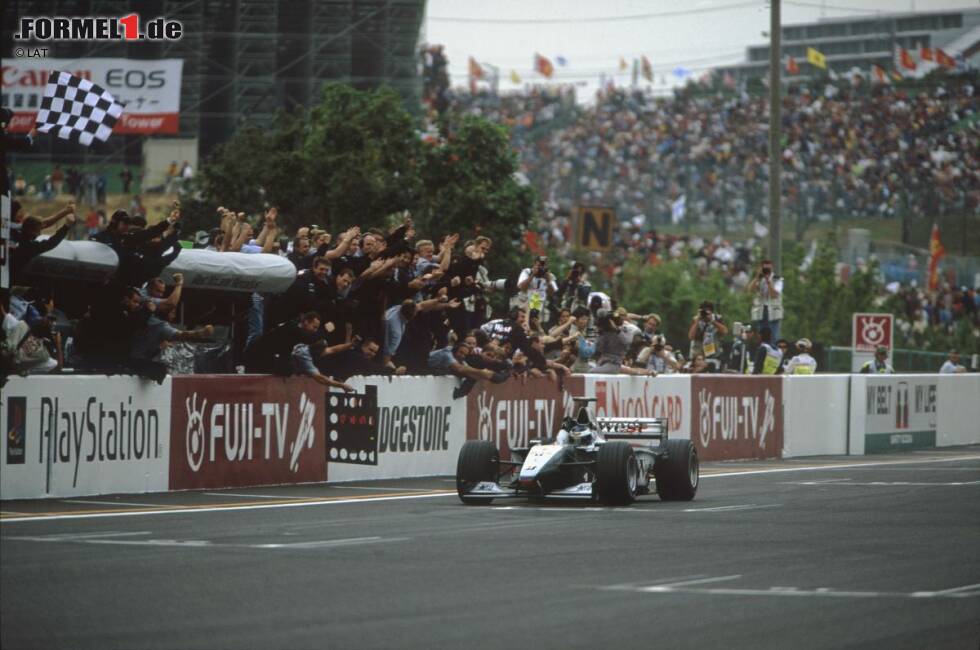 Foto zur News: 1999: Mika Häkkinen kommt diesmal mit vier Punkten Rückstand auf Eddie Irvine in Suzuka an, gewinnt aber den Grand Prix von Japan souverän vor Irvines Ferrari-Teamkollege Michael Schumacher. Selbst wenn Schumacher Irvine vorbeigelassen hätte, wäre Häkkinen bei Punktegleichheit Weltmeister geworden.