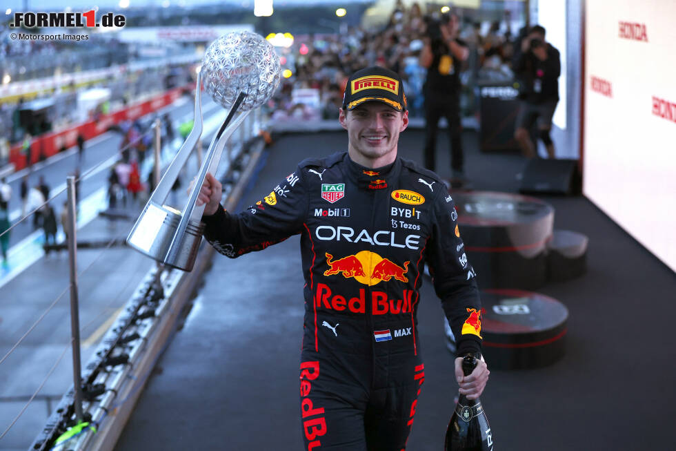 Foto zur News: 2022: Gewinnt Max Verstappen (Red Bull) seinen ersten WM-Titel ein Jahr zuvor erst in der allerletzten Runde der Saison, macht er seinen zweiten Triumph bereits vier Rennen vor Schluss mit einem Sieg in Japan perfekt. Es ist allerdings ein Geduldsspiel, denn das Rennen ist wegen einer Regenpause mehr als zwei Stunden unterbrochen!