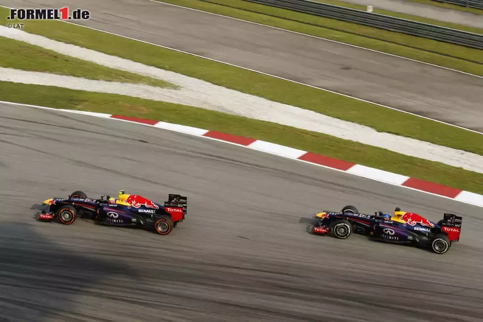 Foto zur News: Die jüngste Episode des Duells war die Affäre um den Funkspruch &quot;Multi 21&quot; beim Malaysia-Grand-Prix 2013. Vettel überholte Webber und gewann, obwohl dieser aufgrund des kodierten Kommandos davon ausgegangen war, dass es einen Nicht-Angriffspakt geben würde. Webber sagte über Vettel in der &#039;BBC&#039;, nachdem er dessen Top-Gear-Zeit geknackt hatte: &quot;Mein Vater sagt immer: Prügel keine Buben, mein Freund.&quot;