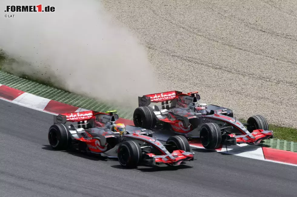 Foto zur News: ...und griff dabei zu allen Mitteln. Er erpresste Ron Dennis in der Spionage-Affäre mit Dokumenten. Am Hungaroring blockierte er Hamilton, damit dieser seine Qualifying-Runde nicht mehr fahren konnte. Alonso wurde bestraft und schnitt sich ins eigene Fleisch, der lachende Dritte war damals Kimi Räikkönen, der für Ferrari Weltmeister wurde.