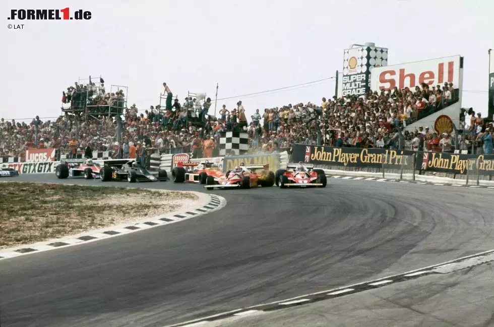 Foto zur News: Der Schweizer, der nach einem BRM-Intermezzo in die Ferrari-Familie zurückgekehrt war, hatte die Scuderia zurück an die Spitze geführt. Beim Großbritannien-Grand-Prix 1976 in Brands Hatch jedoch brannten Reggazoni die Sicherungen durch. Er räumte Lauda ab und musste in Maranello seinen Hut nehmen.