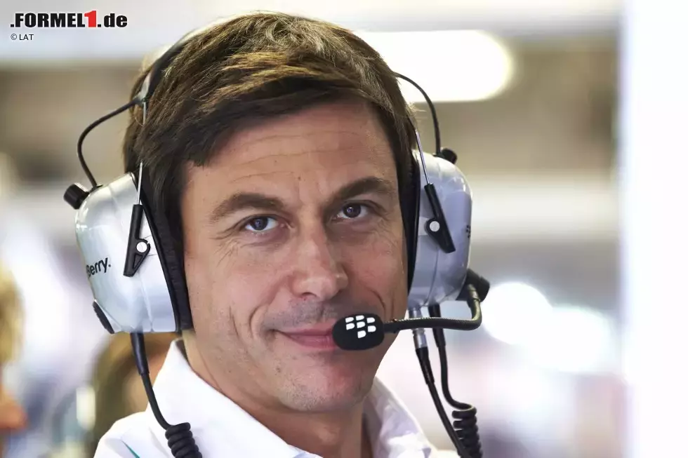 Foto zur News: Toto Wolff (Mercedes-Sportchef): &quot;Herzlichen Glückwunsch an Sebastian Vettel zu seinem vierten Weltmeister-Titel in Folge. Er hat seit der Sommerpause eine perfekte Leistung gezeigt und hat diesen Titel absolut verdient.&quot;