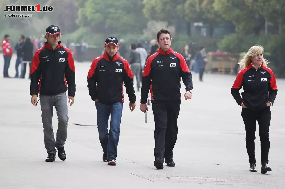 Foto zur News: Maria de Villota beim Trackwalk auf dem Shanghai International Circuit in China. Gemeinsam mit den beiden Marussia-Stammpiloten Timo Glock und Charles Pic bereitet sich die junge Spanierin auf den bevorstehenden Grand Prix vor.