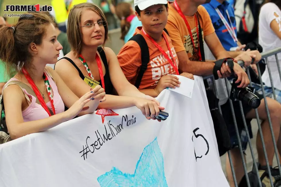 Foto zur News: Auch die Fans verleihen ihren Gefühlen Ausdruck: Hier ein Plakat mit Genesungswünschen an Maria de Villota.