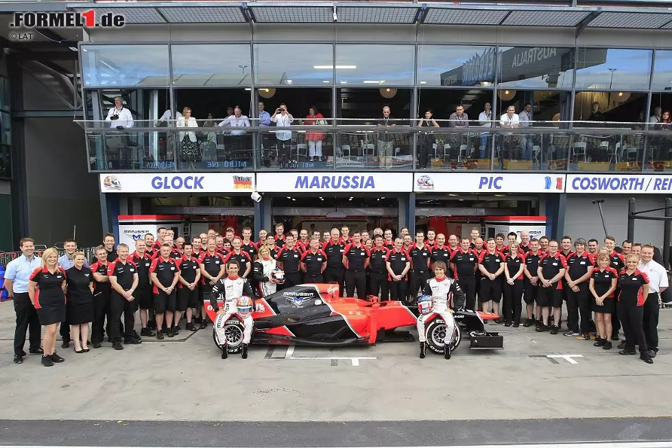 Foto zur News: Wenige Monate später ist es soweit: Im März 2012 wird Maria de Villota als Testpiloten bei Marussia vorgestellt. Auf dem offiziellen Mannschaftsfoto mit den beiden Stammfahrern Timo Glock und Charles Pic ist die blonde Spanierin genauso vertreten wie der MR01, der Marussia-Rennwagen, den sie später im Jahr zu Testzwecken pilotieren wird.