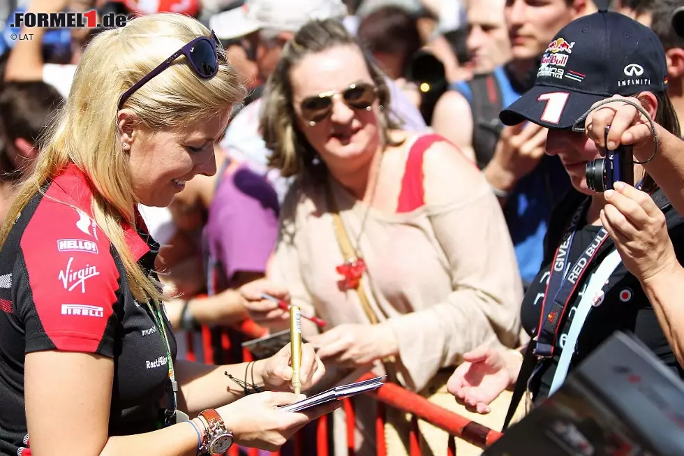 Foto zur News: Für die Fans an der Rennstrecke nimmt sich Maria de Villota immer Zeit. Autogramme der Rennlady sind begehrt, ein Lächeln gibt&#039;s gratis dazu.