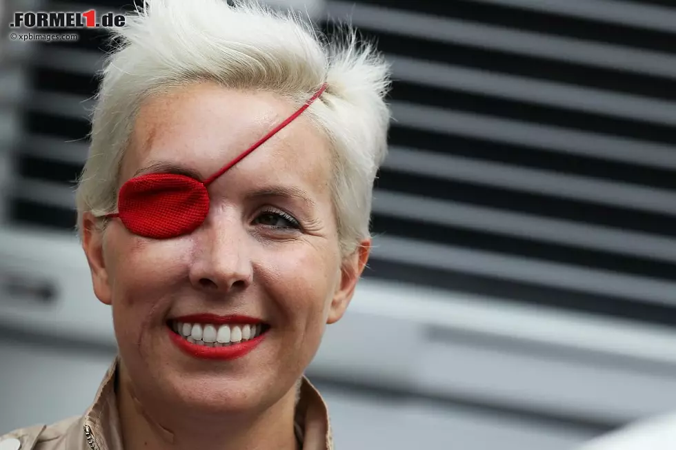 Foto zur News: Im Oktober 2012 spricht Maria de Villota erstmals über ihren Unfall und dessen Folgen, beim Großen Preis von Spanien 2013 zeigt sie sich auch wieder im Formel-1-Fahrerlager. Ihr Aussehen hat sich komplett gewandelt: Über ihrem rechten Auge, das die Ärzte nicht retten konnten, trägt sie eine Augenklappe, die blonden Haare mittlerweile sehr kurz. Doch ihr Lächeln hat de Villota nicht verloren.