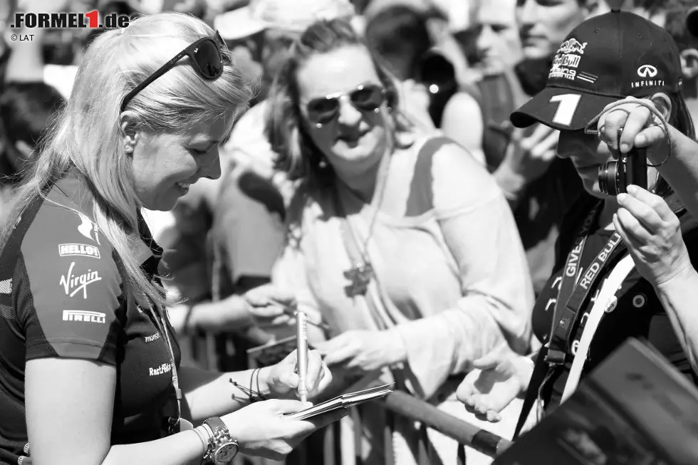 Foto zur News: Martin Whitmarsh (McLaren-Teamchef und FOTA-Vorsitzender): &quot;Der gesamte Paddock ist sehr schockiert über die Neuigkeit, dass Maria de Villota nicht mehr unter uns weilt. Sie war nicht nur für Frauen in diesem Sport eine Inspiration, sondern auch für all jene, die lebensbedrohliche Verletzungen erlitten haben. Ihre Geschichte, ihre Entschlossenheit und ihre daraus resultierende Inspiration fließen durch die Formel 1, und sie in Barcelona auf dem Grid gesehen zu haben, umgeben von frohlockenden Kindern, war eine schöne Geschichte. Maria nahm vergangenes Jahr für ihr Team Marussia am Fan-Forum in Manhattan teil und hinterließ einen bleibenden Eindruck bei allen Besuchern. Wir werden sie vermissen und möchten ihrer Familie unser aufrichtiges Beileid aussprechen.&quot;