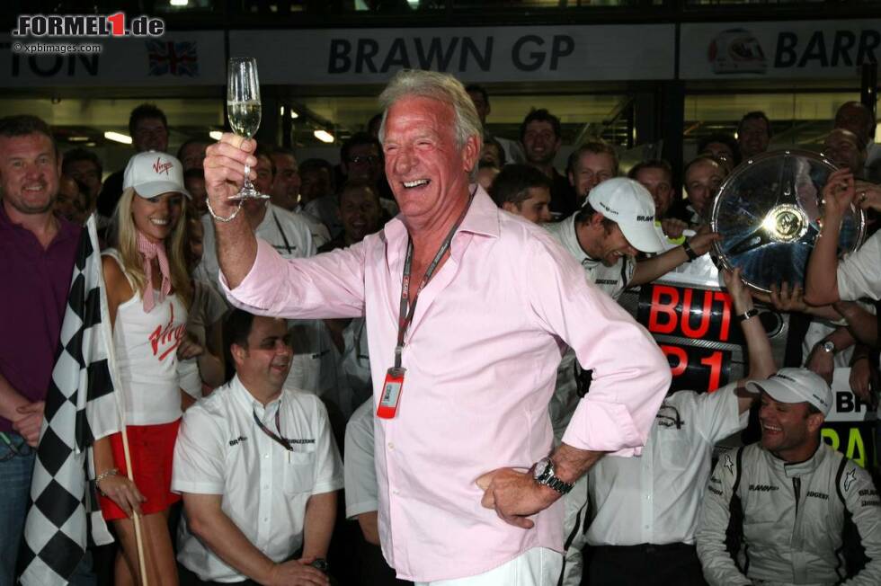 Foto zur News: Platz 7: John Button. Stets von schönen Frauen umgeben, die meist viel jünger sind als er selbst, und ein Gläschen Wein in der Hand: So kennt man Jenson Buttons Vater im Formel-1-Paddock.