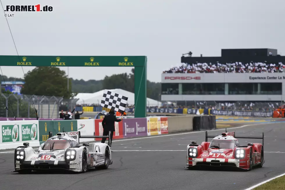 Foto zur News: Nach einem vielversprechenden ersten Jahr gelingt Porsche schon in der zweiten Saison der große Le-Mans-Sieg. Doch die Sarthe meint es erneut nicht gut mit Webber: Der &quot;Aussie&quot; muss als Zweiter zusehen, wie das Schwesterauto mit Nico Hülkenberg gewinnt, der nicht an der harten Entwicklungsarbeit beteiligt war.