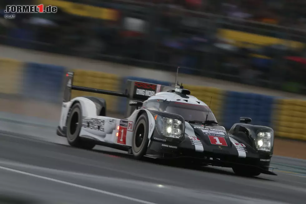 Foto zur News: 2016 ziert die Startnummer 1 seinen Porsche, das Glück verlässt ihn allerdings wieder. In der WEC und in Le Mans klebt der Defektteufel an seinem Auto. Mit Saisonende beendet er im Alter von 40 Jahren seine Karriere, bleibt aber Porsche als Repräsentant erhalten.