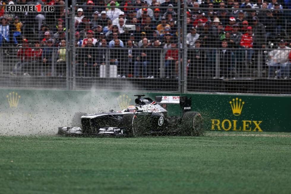 Foto zur News: Bei seinem Debüt als Stammfahrer in Melbourne kommt Bottas als 14. ins Ziel, Teamkollege Maldonado fällt nach einem Dreher aus.