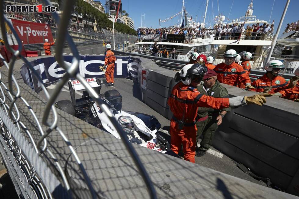 Foto zur News: Der Glamour-Grand-Prix wird von einem heftigen Unfall Maldonados vor dem Eingang zur Schwimmbad-Passage überschattet. Nach einer Berührung mit Max Chilton kracht der Williams-Pilot in die Streckenbegrenzung, bleibt aber von schwereren Verletzungen verschont. Es folgt eine rote Flagge, um die Strecke wieder herzurichten.