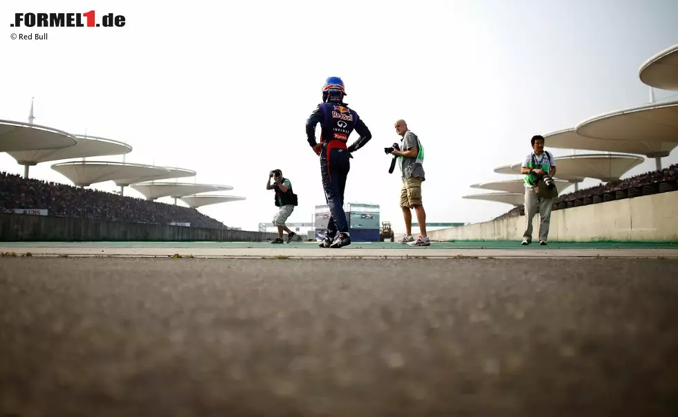 Foto zur News: Der erste Titelanwärter verabschiedet sich fast schon aus dem WM-Kampf: Mark Webber verliert nach dem Boxenstopp in China ein Rad - und trifft wahrscheinlich in dem Moment die Entscheidung: Ich habe genug von der Formel 1, nächstes Jahr fahre ich die 24 Stunden von Le Mans auf Porsche!