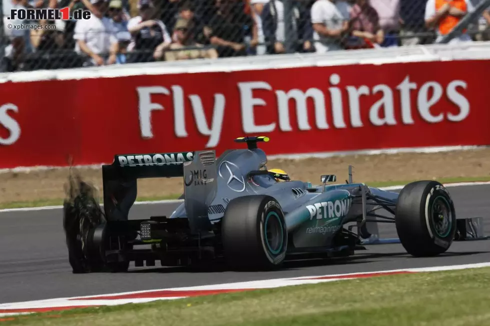 Foto zur News: Das Pirelli-Debakel von Silverstone: Lokalmatador Lewis Hamilton verliert alle Chancen auf den Heimsieg wegen eines Reifenschadens. Vier weitere Reifenplatzer (einer vom TV unbeobachtet) folgen, das Rennen steht kurz vor dem Abbruch. &quot;Ich frage mich, warum ich mein Leben wegen dieser Reifen aufs Spiel setze&quot;, tobt Hamilton später.