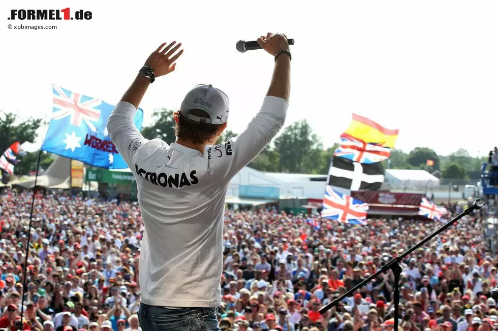 Foto zur News: Trotzdem gewinnt ein Deutscher: Nico Rosberg feiert Saisonsieg Nummer zwei und lässt sich anschließend bei der traditionellen Grand-Prix-Party von zehntausenden britischen Fans feiern. WM-Stand nach acht von 19 Rennen: Vettel 132 - Alonso 111 - Räikkönen 98 - Hamilton 89.