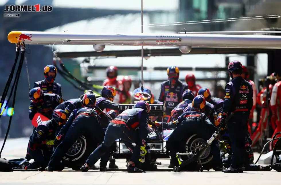 Foto zur News: Das nächste Drama auf dem Nürburgring: Mark Webber fährt bei diesem Boxenstopp los, verliert ein Rad - und das erschlägt beinahe den Kameramann Paul Allen. Dieser überlebt zum Glück ohne bleibende Schäden, wird aber schwer verletzt ins Krankenhaus eingeliefert.