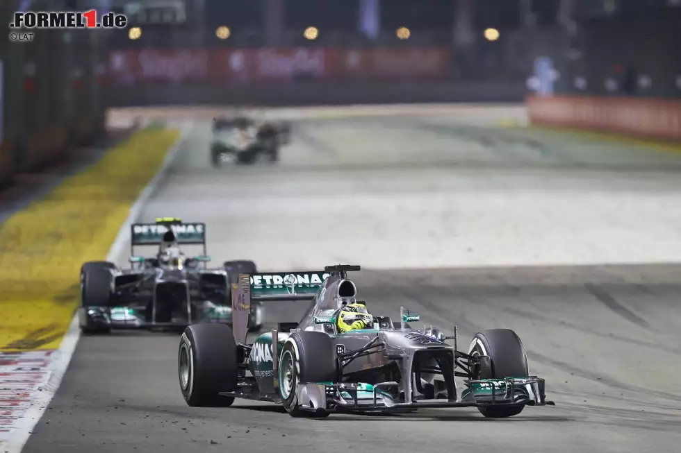 Foto zur News: Singapur, der härteste Grand Prix des Jahres - und eines der Lieblingsrennen von Lewis Hamilton. Aber der Stadtkurs meint es wieder nicht gut mit ihm: Platz sechs hinter Nico Rosberg, weil sich Mercedes während der Safety-Car-Phase strategisch verschätzt. Bereits 2012 hatte ihn ein technischer Defekt den sicheren Sieg gekostet. Wenige Stunden später entschloss er sich dazu, McLaren zu verlassen.