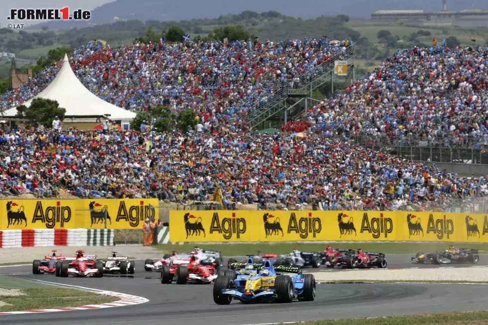 Foto zur News: Alonso ist bisher der einzige Pilot, der sein Heimrennen in Spanien gewonnen hat. Er triumphierte im Vorjahr mit Ferrari und setzte sich von Startplatz fünf mit einer Vierstopp-Strategie an die Spitze. Alonso siegte auch 2006 (Foto), als er für Renault fuhr - damals startete er aus der Pole-Position.