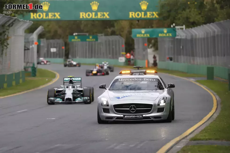 Foto zur News: Blick (Schweiz): &quot;Ordentlich was los in Melbourne: Rosberg dominiert. Vettel fliegt wie Polesetter Hamilton früh raus. Das Sauber-Team bleibt ohne Punkte. Und der zweitplatzierte Ricciardo wird nachträglich noch disqualifiziert. Ein total verkorkster Start in die neue V6-Turbo-Ära für Vettel und das komplette Red-Bull-Team. Nur wegen einer Safety-Car-Phase kriegt die Konkurrenz den entfesselten Rosberg noch einmal zu Gesicht. Doch kaum ist das Rennen wieder freigegeben, verabschiedet sich der 28-Jährige wieder.&quot;