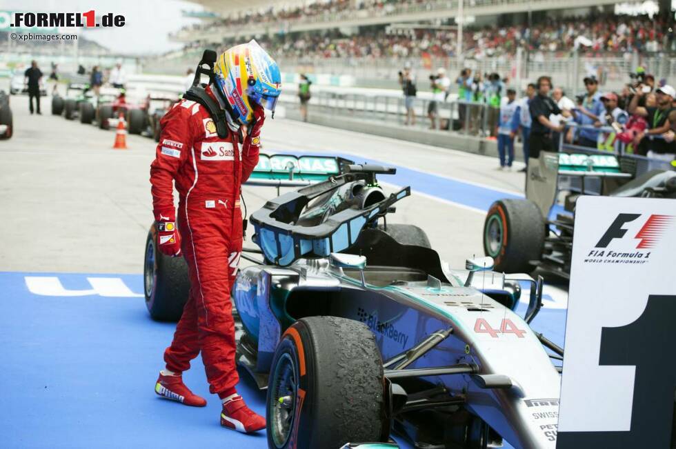 Foto zur News: Sport (Spanien): &quot;Alonso weiterhin sehr weit weg von Hamilton. Alonso beginnt und endet als Vierter. Hamilton setzt sich mit Autorität durch.&quot;