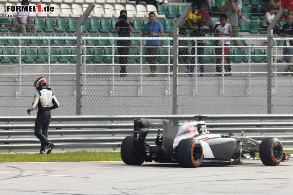 Foto zur News: Blick (Schweiz): &quot;Lewis Hamilton gewinnt den Großen Preis von Malaysia vor Mercedes-Teamkollege Nico Rosberg und Sebastian Vettel. Für Sauber ist es ein Tag zum Vergessen - beide Boliden schaffen es nicht ins Ziel.&quot;