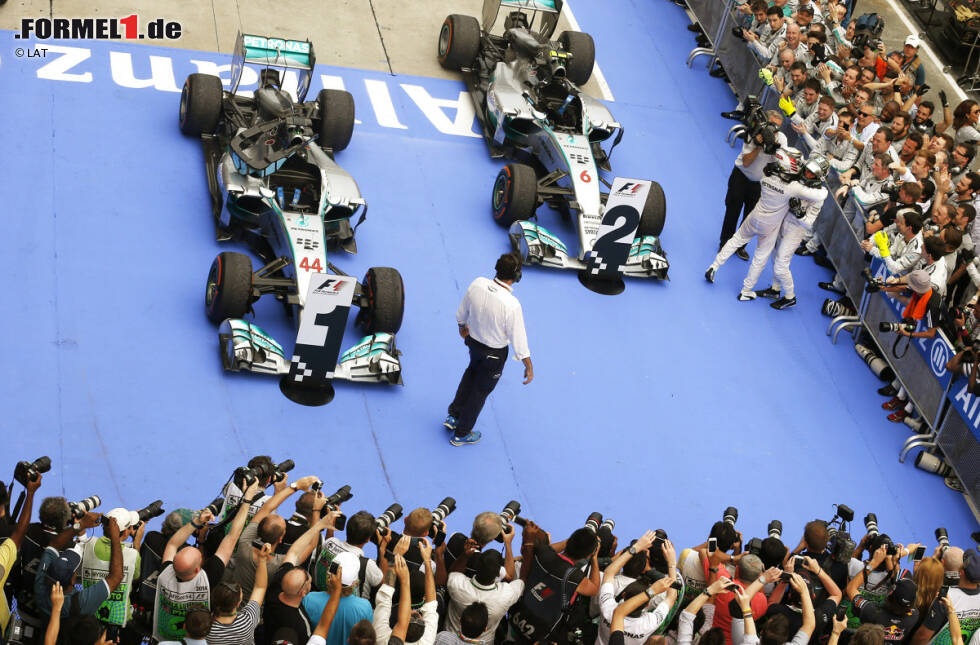 Foto zur News: Gazzetta dello Sport (Italien): &quot;Mercedes über alles! Wenn er normal fährt und an nichts anderes denkt, fasziniert und überrascht Lewis Hamilton immer. Er ist ein Meister der Bravour mit einem Talent wie wenige andere, aggressiv genug, um jeden zu besiegen. Vor allem, wenn er am Steuer eines Mercedes ohnegleichen sitzt, mit den richtigen Eigenschaften, um lang an der Spitze zu bleiben. Wie lang wird das dauern? Das hängt von den Rivalen ab, vor allem von Red Bull, das wieder auferstanden ist und mit Mut einen dritten Platz eroberte, der bis vor kurzem noch ein Traum schien.&quot;