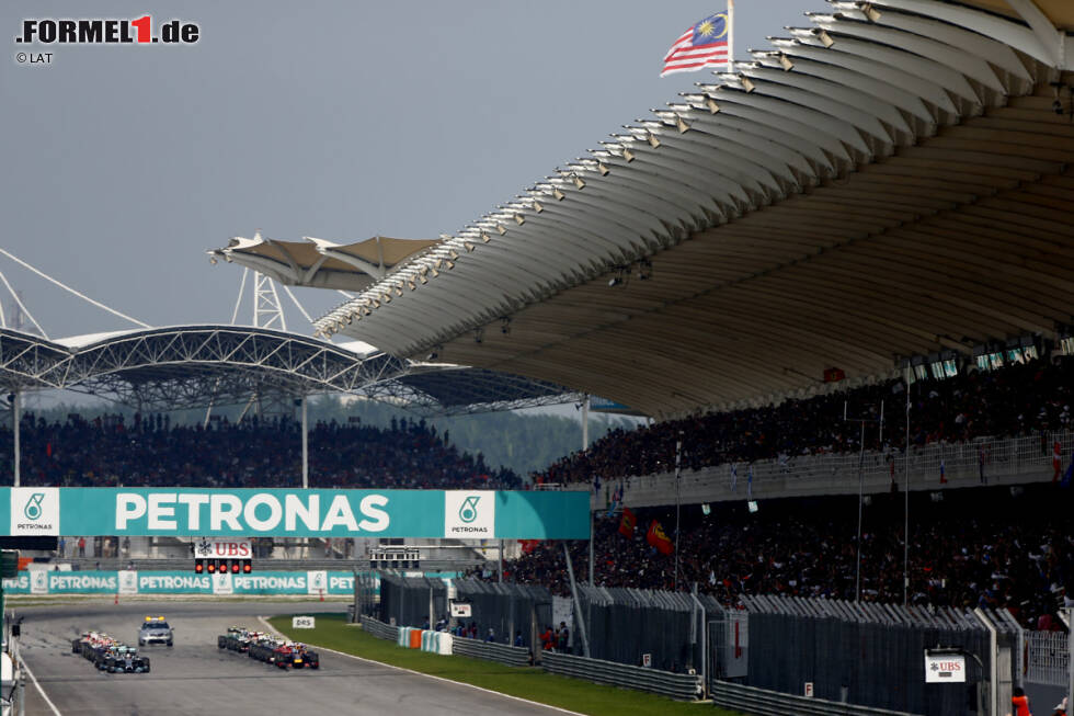 Foto zur News: L&#039;Equipe (Frankreich): &quot;Hamilton unantastbar in Sepang. Von der Pole-Position gestartet, gewann Lewis Hamilton ganz leicht den Großen Preis von Malaysia in der Hitze von Sepang vor seinem Teamkollegen Nico Rosberg und Sebastian Vettel.&quot;