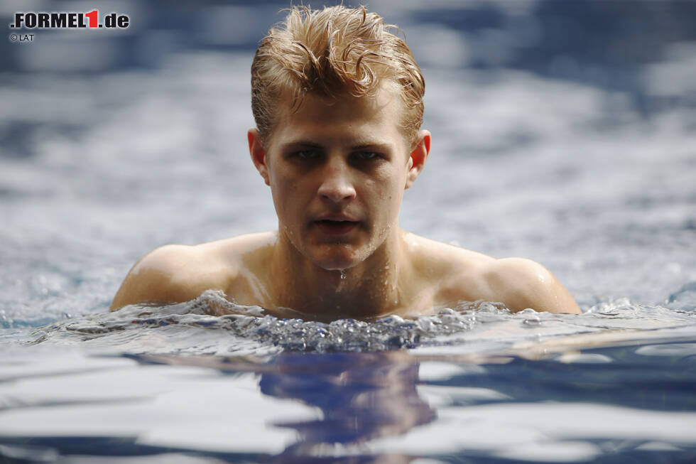 Foto zur News: Marcus Ericsson schwimmt im kühlen Nass des Hotelpools ein paar Längen, um sich körperlich in Schuss zu halten. Erfrischung tut gut in Sepang. Gemessene Höchstwerte am Wochenende: 34 Grad Lufttemperatur, 62 Prozent Luftfeuchtigkeit (im Regen sogar 99 Prozent).