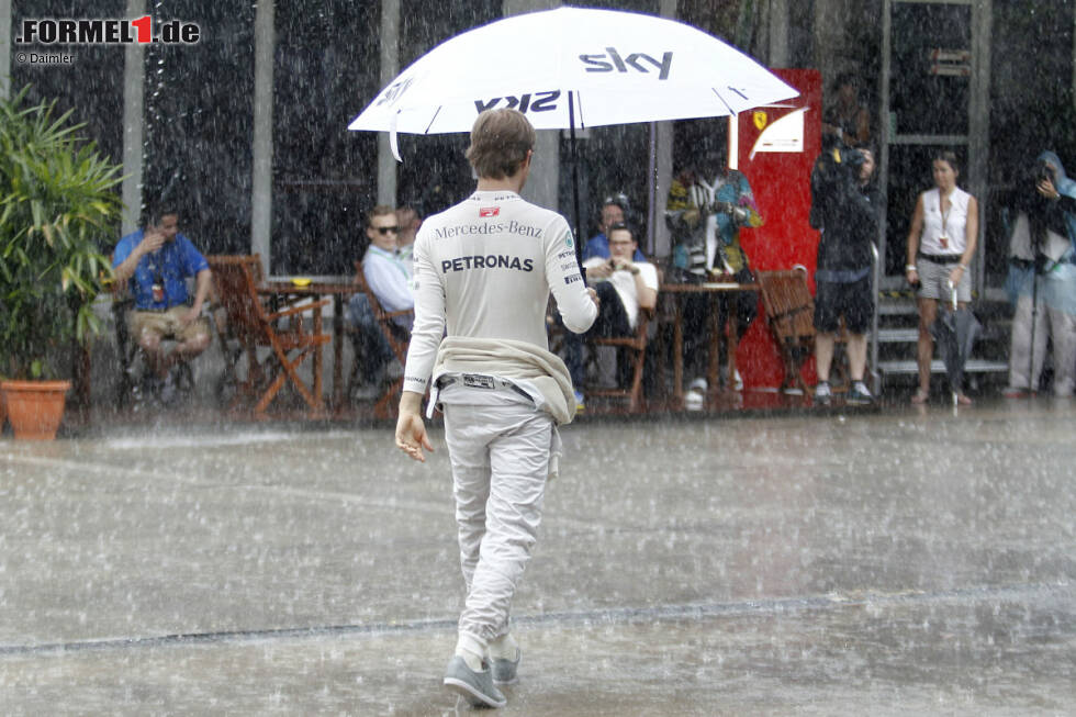 Foto zur News: Wenn es in Sepang regnet, dann richtig. Also Qualifying verschoben, Rosberg &amp; Co. 50 Minuten ohne Beschäftigung. Der WM-Leader schnappt sich kurzerhand einen Regenschirm von Sky. Stunden später fragt Kollege Sascha Roos augenzwinkernd via Twitter: &quot;Hat Nico seinen &#039;Leihschirm&#039; zurückgegeben?&quot; Und Boxengassen-Reporterin Tanja Bauer antwortet: &quot;Ja, hat er.&quot; Also doch kein Langfinger...