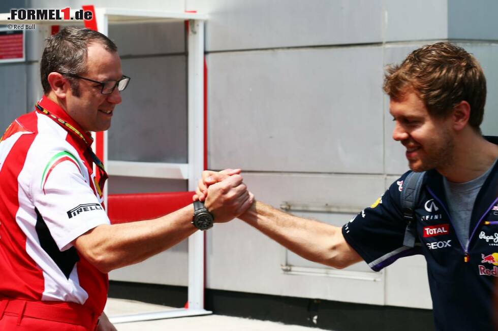 Foto zur News: Sollte der Familienfriede einmal bröckeln, dann wäre &quot;Super-Seb&quot; sicher auch bei der &quot;La Familia&quot; in Maranello willkommen. Der Handshake mit Ferrari-Boss Stefano Domenicali sieht jedenfalls nicht wie einer unter erbitterten Konkurrenten aus.