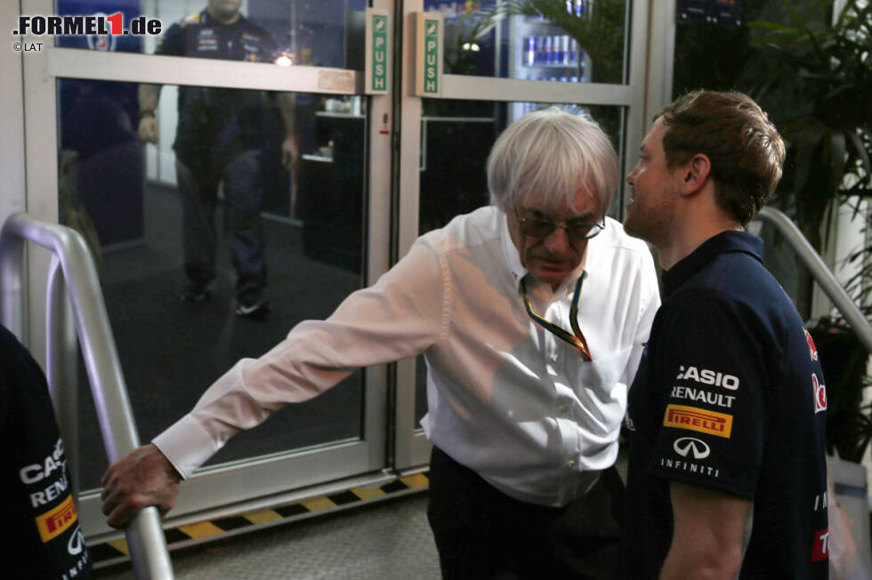 Foto zur News: Nur zu gerne wüssten wir, was Vettel hier Bernie Ecclestone ins Ohr flüstert...