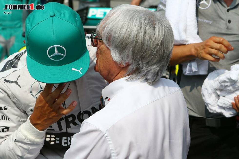 Foto zur News: ... und ob der Formel-1-Chef die Geheimnisse des Weltmeisters gleich an Lewis Hamilton weiterleitet. Das wollen wir ihm aber nicht unterstellen. Falls doch, war es erfolgreich: 33. Pole-Position für den Mercedes-Star, genauso viele wie Jim Clark und Alain Prost!