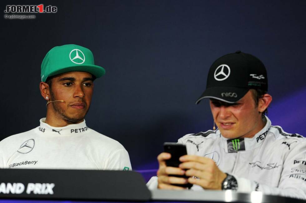 Foto zur News: Ob Nico Rosberg während der Qualifying-Pressekonferenz seine SMS checkt oder eine Runde &quot;Angry Birds&quot; zockt? Besonders erfreulich scheint es jedenfalls nicht zu sein, was er auf seinem Handy-Bildschirm sieht. Wir gehen übrigens davon aus, dass er kein iPhone hat, sondern den iPhone-Klon von Mercedes-Sponsor BlackBerry. Alles andere würde die Marketingabteilung sicher erzürnen.