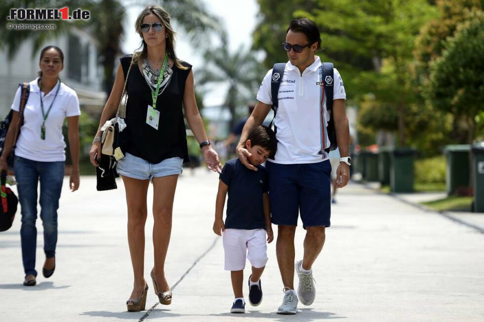 Foto zur News: Familie Massa auf dem Weg zur Rennstrecke: Ehefrau Raffaela, Felipinho und Felipe. Es sollte ein kontroverser Renntag für den Brasilianer werden. Die Worte &quot;... is faster than you&quot; verfolgen ihn inzwischen wahrscheinlich sogar bis in seine schlimmsten Albträume.