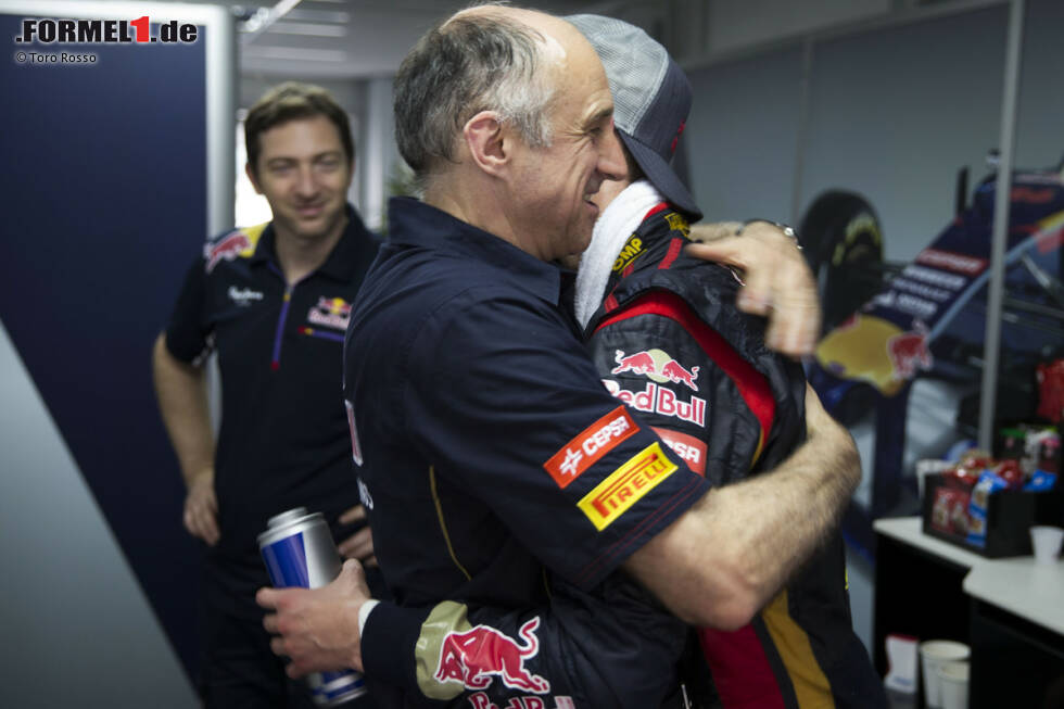 Foto zur News: Grund zum Feiern hat Toro Rosso: Rookie Daniil Kwjat fährt in seinem zweiten Rennen zum zweiten Mal in die Punkte. Teamchef Franz Tost hat derzeit viel Freude mit seinem russischen Wunderknaben. Der ist mit 19 der einzige Teenager im aktuellen Fahrerfeld.