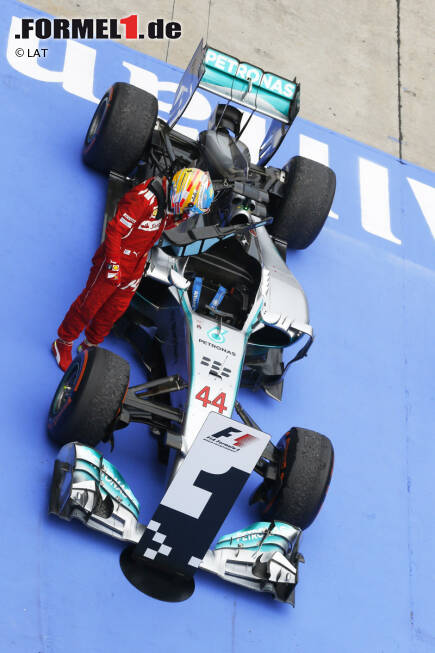 Foto zur News: Nicht ganz so groß ist die Jubelstimmung bei Fernando Alonso. Mit zwei vierten Plätzen ist er zwar WM-Dritter, aber dass er den Mercedes im Parc ferme genau unter die Lupe nimmt, um herauszufinden, was ihn so schnell macht, kann man angesichts der erdrückenden Dominanz der Silberpfeile verstehen.