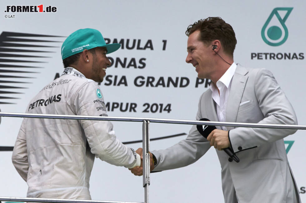 Foto zur News: Da staunt Sieger Lewis Hamilton nicht schlecht: Die Podium-Interviews führt in Sepang niemand Geringerer als der &quot;Sherlock Holmes&quot; der BBC-TV-Serie, Benedict Cumberbatch, durch.