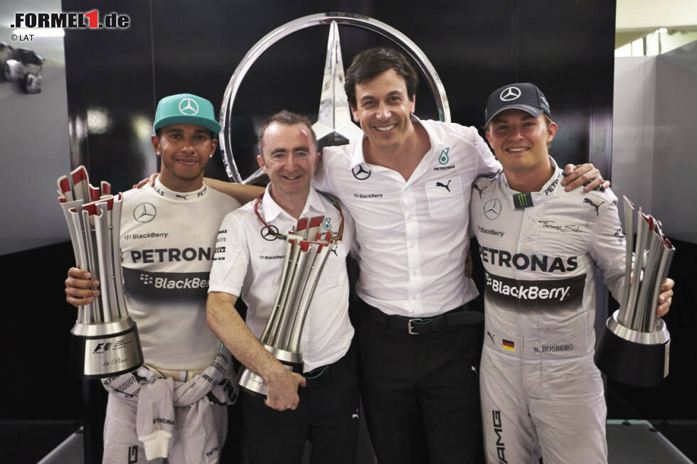 Foto zur News: So sehen Sieger aus: Lewis Hamilton, Technikchef Paddy Lowe, Sportdirektor Toto Wolff und Nico Rosberg. Doppelführung in der Fahrer-, Führung in der Konstrukteurswertung nach zwei von 19 Rennen. Besser geht&#039;s nicht.