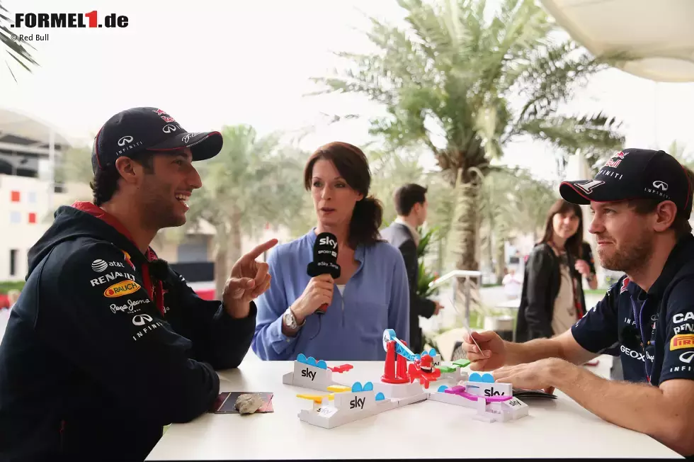 Foto zur News: Auf der Strecke schenken sich die beiden nichts, abseits davon kommen sie (noch?) gut miteinander aus: Daniel Ricciardo und Sebastian Vettel beim gegenseitigen Interview mit Sky-Reporterin Tanja Bauer in der Rolle des &quot;Schiedsrichters&quot;. Dabei verraten sie unter anderem, dass Helmut Marko seine Fahrer nie beim Vornamen anspricht, Vettel einer Frau zuallererst in die Augen schaut und mit 15 zum ersten Mal ein Mädchen geküsst hat. Ricciardos Reaktion: &quot;Warst du da betrunken?&quot; War er nicht. Ricciardo grinst: &quot;Das ist ja noch schwieriger!&quot;