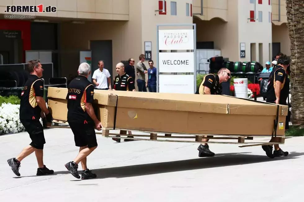 Foto zur News: Ein anderes Renault-Team, Lotus, steht noch schlechter da als Red Bull, weswegen selbst während der Rennwochenenden noch laufend neue Teile geliefert werden. Was sich genau in diesem Karton verbirgt, können wir nur erahnen. Vielleicht ein neuer Unterboden?