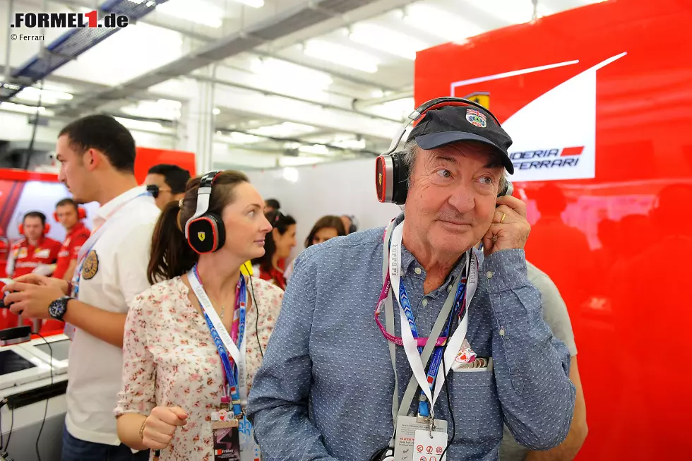 Foto zur News: Ebenfalls glühender Racing-Fan und nicht zum ersten Mal bei der Formel 1 zu Gast: Pink-Floyd-Drummer Nick Mason in der Ferrari-Box.