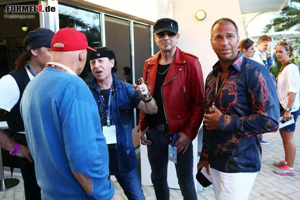 Foto zur News: Dass die Scorpions mit ihrem Perestroika-Welthit &quot;Wind of Change&quot; den Arabischen Frühling in Bahrain wieder entfacht haben, ist unwahrscheinlich. Nach ihrem Konzert am Samstagabend bleiben sie natürlich, um sich auch das Rennen anzuschauen - und haben mit Niki Lauda und unserem Formel1.de-Kolumnisten Kai Ebel zwei prominente Paddock-Guides.