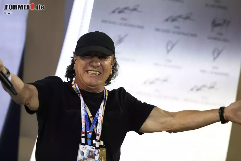 Foto zur News: Und noch eine Hardrock-Ikone wertet den Grand Prix von Bahrain mit seiner Anwesenheit auf: AC/DC-Frontmann Brian Johnson darf die Podium-Siegerinterviews führen.