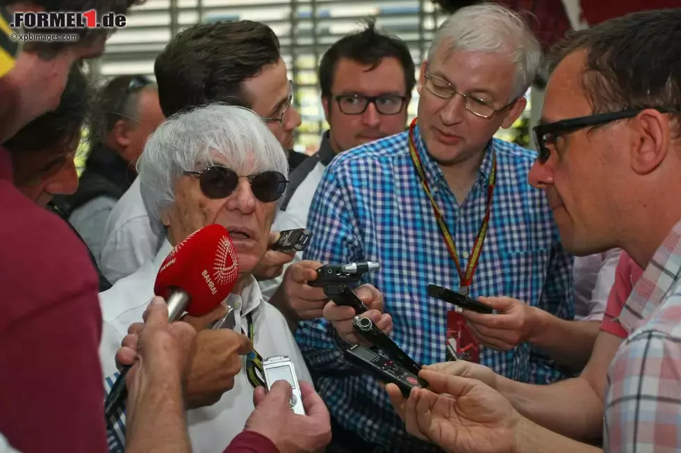 Foto zur News: Wenn &quot;der Chef&quot; kommt, lassen die Journalisten im Medienzentrum alles stehen und liegen und hören zu: Bernie Ecclestones Audienz am Sonntag vor dem Rennen dreht sich um die Kritik an der neuen Formel 1. Mit dem Sound kann der 83-Jährige noch immer nichts anfangen. Dabei sagt FIA-Präsident Jean Todt: &quot;Mein Freund Bernie hat schon ein Hörgerät, weil es all die Jahre so laut war.&quot;