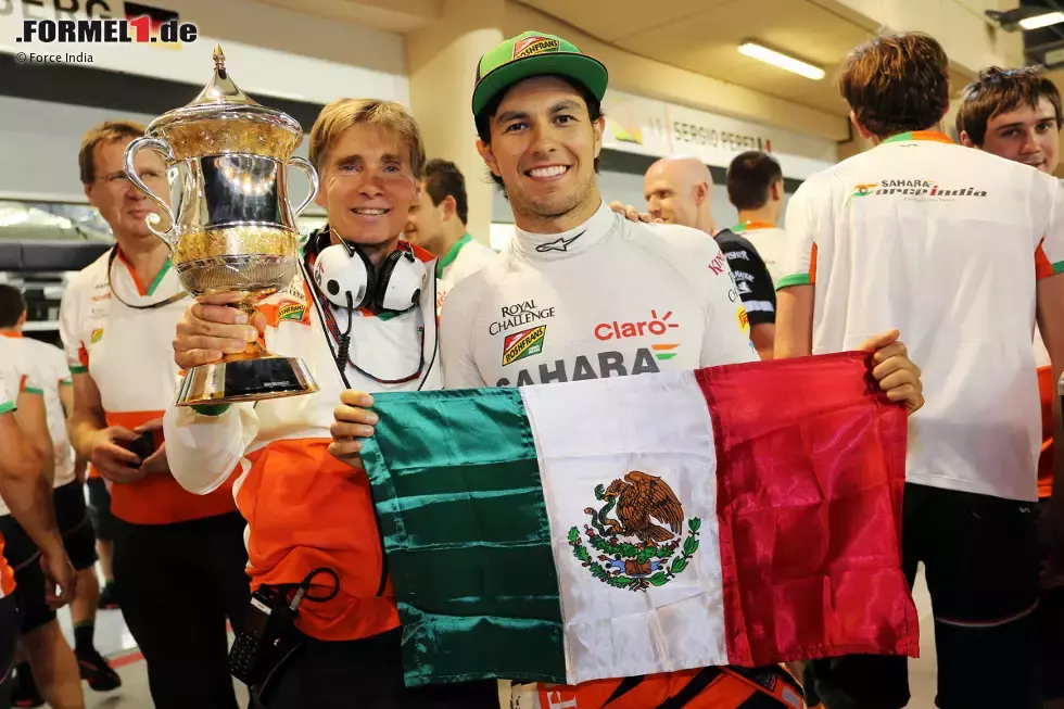 Foto zur News: Zum vierten Mal in seiner Karriere auf dem Podium: Sergio Perez ist in Bahrain &quot;Best of the Rest&quot; hinter den beiden Silberpfeilen, Force India liegt damit in der Konstrukteurs-Weltmeisterschaft sensationell an zweiter Stelle. Teamkollege Nico Hülkenberg ist nach drei Rennen WM-Dritter, vor Ferrari-Star Alonso.