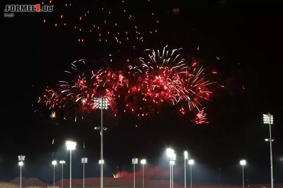 Foto zur News: Mit einem Feuerwerk beendet Bahrain das durchaus gefällige und perfekt organisierte Formel-1-Spektakel 2014. Für die unterdrückten Minderheiten im Land ist das nicht nur positiv, denn jetzt dauert es wieder ein Jahr, bis die ganze Welt das nächste Mal zuschaut, ob die Menschenrechte im Königreich immer noch mit Füßen getreten werden...