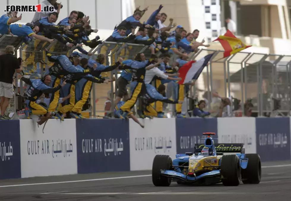 Foto zur News: Mit drei Siegen ist Fernando Alonso Rekordhalter in Bahrain. 2005 und 2006 gewann er auf Renault, 2010 auf Ferrari. Sebastian Vettel und Felipe Massa konnten je zweimal gewinnen. Massa triumphierte 2007 und 2008 auf Ferrari, während Vettel die vergangenen beiden Auflagen für sich entscheiden konnte.