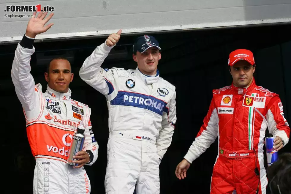 Foto zur News: Sebastian Vettel und Michael Schumacher sind die einzigen Fahrer, die in Bahrain mehrmals auf Pole-Position gestanden sind. Schumacher startete bei der Premiere im Jahr 2004 und 2006 von der Pole, Vettel 2010 und 2011. Die weiteren Polesetter waren: Felipe Massa 2007, Robert Kubica 2008, Jarno Trulli 2009 und Nico Rosberg 2013. Kubicas Pole war die bisher einzige seiner Formel-1-Karriere.