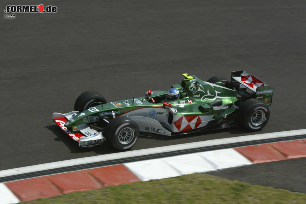 Foto zur News: Keiner der diesjährigen Rookies hat Erfahrung am Shanghai International Circuit. Marcus Ericsson wird aber nicht der erste Schwede sein, der hier seine Runden dreht. 2004 war Björn Wirdheim Testfahrer für Jaguar. Der Rennfahrer aus Växjö bestritt beide Freitagstrainings für das Team, erzielte am Vormittag die zwölftbeste und am Nachmittag die 17. Zeit, drei Sekunden hinter Anthony Davidson, der für BAR testen durfte.